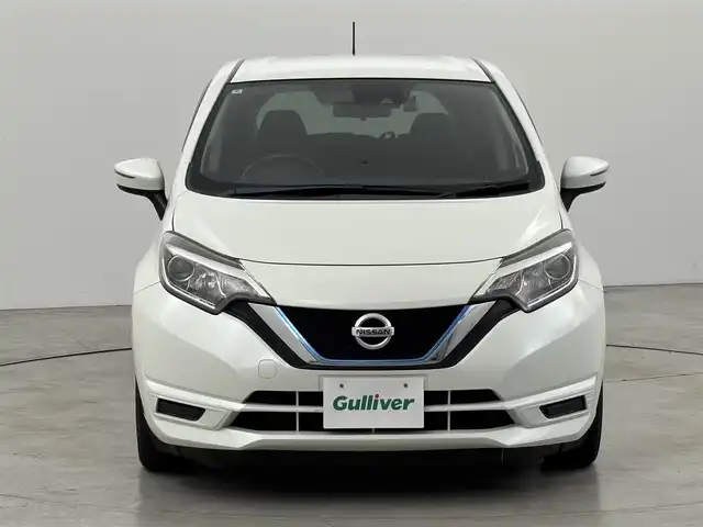 日産 ノート e－パワー X 福岡県 2018(平30)年 7.4万km ブリリアントホワイトパール 社外ナビ　/バックカメラ　/ＥＴＣ　/前方ドライブレコーダー　/エマージェンシーブレーキ　/車線逸脱防止支援システム　/横滑り防止装置　/車両接近通報装置　/プッシュスタート　/電動格納式ドアミラー　/純正フロアマット