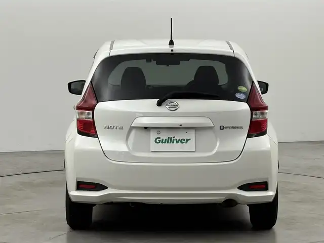 日産 ノート e－パワー X 福岡県 2018(平30)年 7.4万km ブリリアントホワイトパール 社外ナビ　/バックカメラ　/ＥＴＣ　/前方ドライブレコーダー　/エマージェンシーブレーキ　/車線逸脱防止支援システム　/横滑り防止装置　/車両接近通報装置　/プッシュスタート　/電動格納式ドアミラー　/純正フロアマット