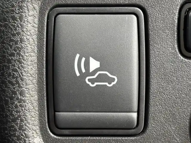 日産 ノート e－パワー X 福岡県 2018(平30)年 7.4万km ブリリアントホワイトパール 社外ナビ　/バックカメラ　/ＥＴＣ　/前方ドライブレコーダー　/エマージェンシーブレーキ　/車線逸脱防止支援システム　/横滑り防止装置　/車両接近通報装置　/プッシュスタート　/電動格納式ドアミラー　/純正フロアマット