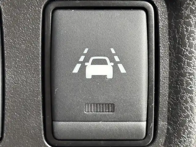 日産 ノート e－パワー X 福岡県 2018(平30)年 7.4万km ブリリアントホワイトパール 社外ナビ　/バックカメラ　/ＥＴＣ　/前方ドライブレコーダー　/エマージェンシーブレーキ　/車線逸脱防止支援システム　/横滑り防止装置　/車両接近通報装置　/プッシュスタート　/電動格納式ドアミラー　/純正フロアマット