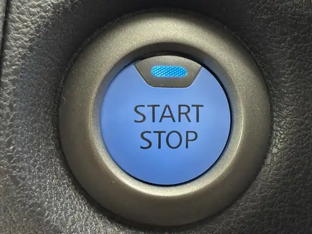 日産 ノート e－パワー X 福岡県 2018(平30)年 7.4万km ブリリアントホワイトパール 社外ナビ　/バックカメラ　/ＥＴＣ　/前方ドライブレコーダー　/エマージェンシーブレーキ　/車線逸脱防止支援システム　/横滑り防止装置　/車両接近通報装置　/プッシュスタート　/電動格納式ドアミラー　/純正フロアマット