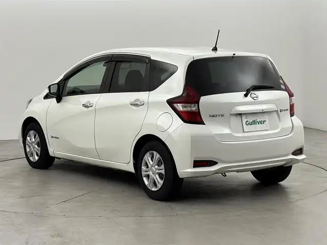 日産 ノート e－パワー X 福岡県 2018(平30)年 7.4万km ブリリアントホワイトパール 社外ナビ　/バックカメラ　/ＥＴＣ　/前方ドライブレコーダー　/エマージェンシーブレーキ　/車線逸脱防止支援システム　/横滑り防止装置　/車両接近通報装置　/プッシュスタート　/電動格納式ドアミラー　/純正フロアマット