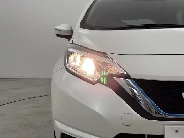 日産 ノート e－パワー X 福岡県 2018(平30)年 7.4万km ブリリアントホワイトパール 社外ナビ　/バックカメラ　/ＥＴＣ　/前方ドライブレコーダー　/エマージェンシーブレーキ　/車線逸脱防止支援システム　/横滑り防止装置　/車両接近通報装置　/プッシュスタート　/電動格納式ドアミラー　/純正フロアマット