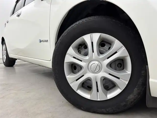 日産 ノート e－パワー X 福岡県 2018(平30)年 7.4万km ブリリアントホワイトパール 社外ナビ　/バックカメラ　/ＥＴＣ　/前方ドライブレコーダー　/エマージェンシーブレーキ　/車線逸脱防止支援システム　/横滑り防止装置　/車両接近通報装置　/プッシュスタート　/電動格納式ドアミラー　/純正フロアマット