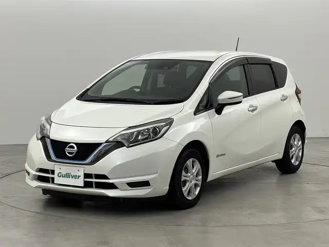 日産 ノート e－パワー X 福岡県 2018(平30)年 7.4万km ブリリアントホワイトパール 社外ナビ　/バックカメラ　/ＥＴＣ　/前方ドライブレコーダー　/エマージェンシーブレーキ　/車線逸脱防止支援システム　/横滑り防止装置　/車両接近通報装置　/プッシュスタート　/電動格納式ドアミラー　/純正フロアマット