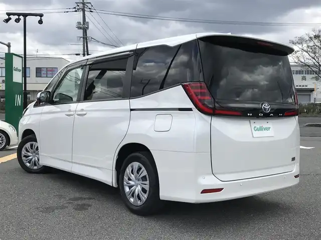 トヨタ ノア ハイブリッド X 鳥取県 2022(令4)年 6.1万km ホワイトパールクリスタルシャイン 純正8型DPオーディオ/BT/USB/Miracast/バックカメラ・ETC/トヨタセーフティセンス/レーンキープアシスト/レーダークルーズコントロール/クリアランスソナー/ドライブレコーダー/LEDヘットライト/両側イージークローザー/オートマチックハイビーム/AC100V充電/プッシュエンジンスタート/スマートキー/フロアマット/ドアバイザー