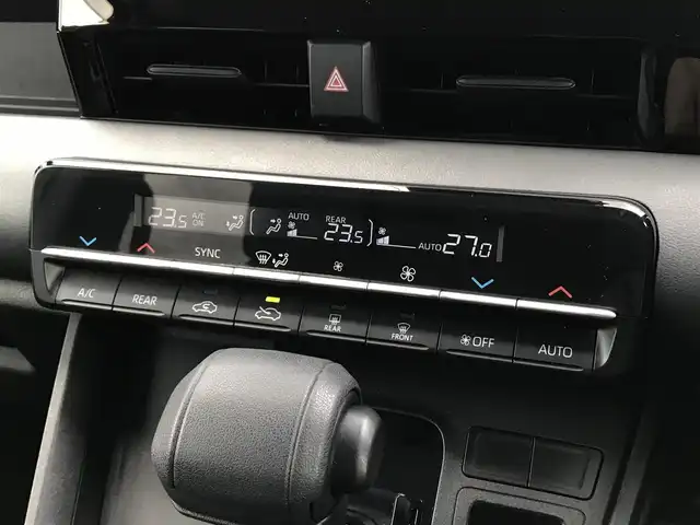 トヨタ ノア ハイブリッド X 鳥取県 2022(令4)年 6.1万km ホワイトパールクリスタルシャイン 純正8型DPオーディオ/BT/USB/Miracast/バックカメラ・ETC/トヨタセーフティセンス/レーンキープアシスト/レーダークルーズコントロール/クリアランスソナー/ドライブレコーダー/LEDヘットライト/両側イージークローザー/オートマチックハイビーム/AC100V充電/プッシュエンジンスタート/スマートキー/フロアマット/ドアバイザー