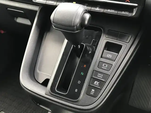 トヨタ ノア ハイブリッド X 鳥取県 2022(令4)年 6.1万km ホワイトパールクリスタルシャイン 純正8型DPオーディオ/BT/USB/Miracast/バックカメラ・ETC/トヨタセーフティセンス/レーンキープアシスト/レーダークルーズコントロール/クリアランスソナー/ドライブレコーダー/LEDヘットライト/両側イージークローザー/オートマチックハイビーム/AC100V充電/プッシュエンジンスタート/スマートキー/フロアマット/ドアバイザー