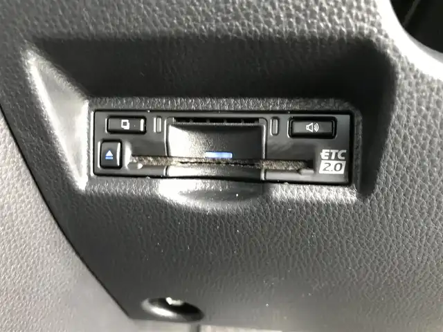 トヨタ ノア ハイブリッド X 鳥取県 2022(令4)年 6.1万km ホワイトパールクリスタルシャイン 純正8型DPオーディオ/BT/USB/Miracast/バックカメラ・ETC/トヨタセーフティセンス/レーンキープアシスト/レーダークルーズコントロール/クリアランスソナー/ドライブレコーダー/LEDヘットライト/両側イージークローザー/オートマチックハイビーム/AC100V充電/プッシュエンジンスタート/スマートキー/フロアマット/ドアバイザー