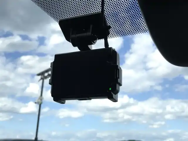 トヨタ ノア ハイブリッド X 鳥取県 2022(令4)年 6.1万km ホワイトパールクリスタルシャイン 純正8型DPオーディオ/BT/USB/Miracast/バックカメラ・ETC/トヨタセーフティセンス/レーンキープアシスト/レーダークルーズコントロール/クリアランスソナー/ドライブレコーダー/LEDヘットライト/両側イージークローザー/オートマチックハイビーム/AC100V充電/プッシュエンジンスタート/スマートキー/フロアマット/ドアバイザー