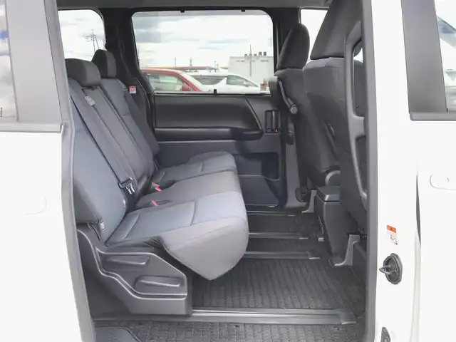 トヨタ ノア ハイブリッド X 鳥取県 2022(令4)年 6.1万km ホワイトパールクリスタルシャイン 純正8型DPオーディオ/BT/USB/Miracast/バックカメラ・ETC/トヨタセーフティセンス/レーンキープアシスト/レーダークルーズコントロール/クリアランスソナー/ドライブレコーダー/LEDヘットライト/両側イージークローザー/オートマチックハイビーム/AC100V充電/プッシュエンジンスタート/スマートキー/フロアマット/ドアバイザー