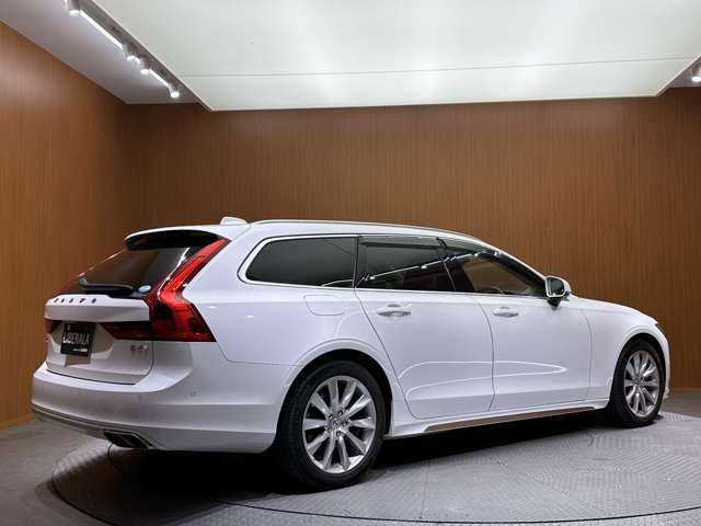 ボルボ Ｖ９０ D4 モメンタム 千葉県 2018(平30)年 5.3万km クリスタルホワイトP ＡＣＣ　/白革シート　/純正ナビ　/ＴＶ　/３６０°/Ｂｌｕｅｔｏｏｔｈ接続　/電動シート　/シートヒーター　/パークアシスト　/電動リアゲート　/ＬＥＤヘッドライト　/衝突軽減ブレーキ　/ＢＬＩＳ　/ＬＫＡ　/ＥＴＣ　/禁煙車
