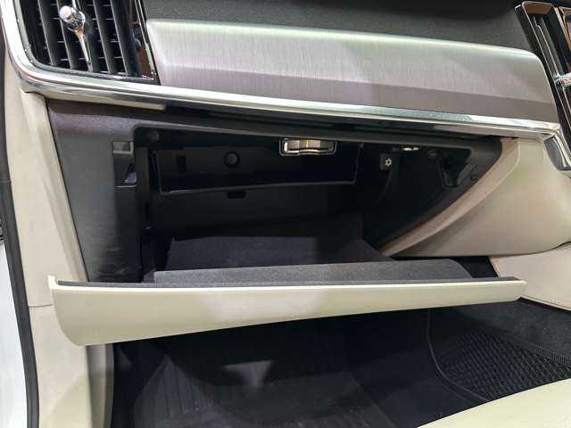 ボルボ Ｖ９０ D4 モメンタム 千葉県 2018(平30)年 5.3万km クリスタルホワイトP ＡＣＣ　/白革シート　/純正ナビ　/ＴＶ　/３６０°/Ｂｌｕｅｔｏｏｔｈ接続　/電動シート　/シートヒーター　/パークアシスト　/電動リアゲート　/ＬＥＤヘッドライト　/衝突軽減ブレーキ　/ＢＬＩＳ　/ＬＫＡ　/ＥＴＣ　/禁煙車