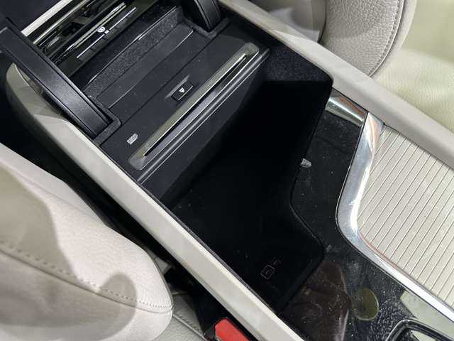 ボルボ Ｖ９０ D4 モメンタム 千葉県 2018(平30)年 5.3万km クリスタルホワイトP ＡＣＣ　/白革シート　/純正ナビ　/ＴＶ　/３６０°/Ｂｌｕｅｔｏｏｔｈ接続　/電動シート　/シートヒーター　/パークアシスト　/電動リアゲート　/ＬＥＤヘッドライト　/衝突軽減ブレーキ　/ＢＬＩＳ　/ＬＫＡ　/ＥＴＣ　/禁煙車