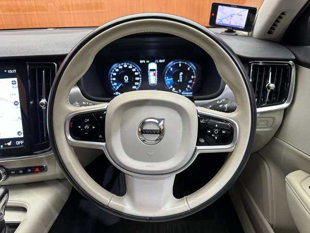 ボルボ Ｖ９０ D4 モメンタム 千葉県 2018(平30)年 5.3万km クリスタルホワイトP ＡＣＣ　/白革シート　/純正ナビ　/ＴＶ　/３６０°/Ｂｌｕｅｔｏｏｔｈ接続　/電動シート　/シートヒーター　/パークアシスト　/電動リアゲート　/ＬＥＤヘッドライト　/衝突軽減ブレーキ　/ＢＬＩＳ　/ＬＫＡ　/ＥＴＣ　/禁煙車