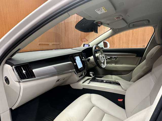 ボルボ Ｖ９０ D4 モメンタム 千葉県 2018(平30)年 5.3万km クリスタルホワイトP ＡＣＣ　/白革シート　/純正ナビ　/ＴＶ　/３６０°/Ｂｌｕｅｔｏｏｔｈ接続　/電動シート　/シートヒーター　/パークアシスト　/電動リアゲート　/ＬＥＤヘッドライト　/衝突軽減ブレーキ　/ＢＬＩＳ　/ＬＫＡ　/ＥＴＣ　/禁煙車