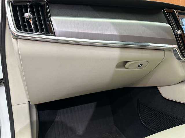 ボルボ Ｖ９０ D4 モメンタム 千葉県 2018(平30)年 5.3万km クリスタルホワイトP ＡＣＣ　/白革シート　/純正ナビ　/ＴＶ　/３６０°/Ｂｌｕｅｔｏｏｔｈ接続　/電動シート　/シートヒーター　/パークアシスト　/電動リアゲート　/ＬＥＤヘッドライト　/衝突軽減ブレーキ　/ＢＬＩＳ　/ＬＫＡ　/ＥＴＣ　/禁煙車
