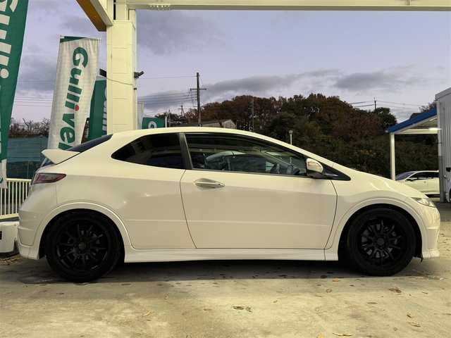 ホンダ シビック タイプR ユーロ 兵庫県 2009(平21)年 3.5万km チャンピオンシップホワイト アドバン18インチAW/Defiインマニ圧メーター/DefiアドバンスZDマルチ表示計/社外ポータブルナビ/ETC/ステアリングリモコン/純正オーディオ/リアパーキングセンサー/革巻きステアリング/タイプR専用シート/6速MT/キセノンヘッドライト/キーレスキー/プッシュスタート/純正ホイール積み込み（スタッドレス）