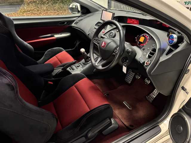 ホンダ シビック タイプR ユーロ 兵庫県 2009(平21)年 3.5万km チャンピオンシップホワイト アドバン18インチAW/Defiインマニ圧メーター/DefiアドバンスZDマルチ表示計/社外ポータブルナビ/ETC/ステアリングリモコン/純正オーディオ/リアパーキングセンサー/革巻きステアリング/タイプR専用シート/6速MT/キセノンヘッドライト/キーレスキー/プッシュスタート/純正ホイール積み込み（スタッドレス）