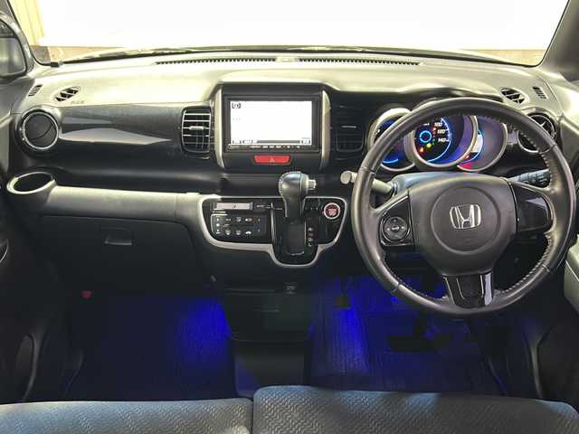 ホンダ Ｎ ＢＯＸ カスタム G SSパッケージ 東京都 2013(平25)年 8.9万km プレミアムゴールドパープルパール (株)IDOMが運営する【じしゃロン国分寺店】の自社ローン対象車両になります。こちらは現金ご利用時の価格です。自社ローンご希望の方は別途その旨お申付け下さい。/両側パワースライドドア/社外メモリナビ（ストラーダ CN-R300D）/フルセグテレビ/黒革巻きステアリング/フォグランプ/オートライト/ETC/HID