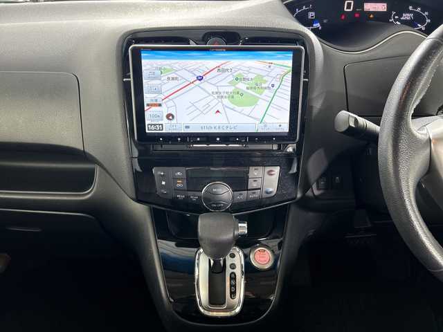 日産 セレナ ハイウェイS S HV Aセーフ 佐賀県 2014(平26)年 6.3万km ブリリアントホワイトパール 社外ＳＤナビ/（AM FM SD USB Ipod HDMI AUX Bluetooth）/後席用モニター　/全方位カメラ　/ETC/ワンセグTV/横滑り防止　/ふらつき警報　/衝突軽減　/レーンキープアシスト　/クルーズコントロール　/両側電動パワースライドドア　/純正フロアマット　/純正１６インチアルミホイール/スマートキー/スペアキー/電動格納ミラー/ドアバイザー