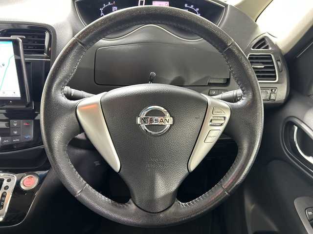 日産 セレナ ハイウェイS S HV Aセーフ 佐賀県 2014(平26)年 6.3万km ブリリアントホワイトパール 社外ＳＤナビ/（AM FM SD USB Ipod HDMI AUX Bluetooth）/後席用モニター　/全方位カメラ　/ETC/ワンセグTV/横滑り防止　/ふらつき警報　/衝突軽減　/レーンキープアシスト　/クルーズコントロール　/両側電動パワースライドドア　/純正フロアマット　/純正１６インチアルミホイール/スマートキー/スペアキー/電動格納ミラー/ドアバイザー