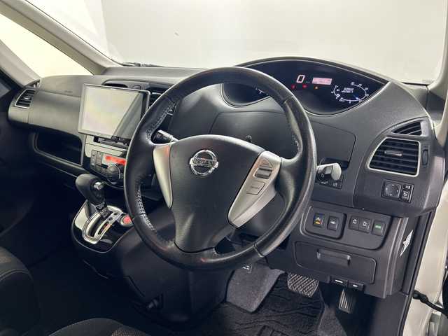 日産 セレナ ハイウェイS S HV Aセーフ 佐賀県 2014(平26)年 6.3万km ブリリアントホワイトパール 社外ＳＤナビ/（AM FM SD USB Ipod HDMI AUX Bluetooth）/後席用モニター　/全方位カメラ　/ETC/ワンセグTV/横滑り防止　/ふらつき警報　/衝突軽減　/レーンキープアシスト　/クルーズコントロール　/両側電動パワースライドドア　/純正フロアマット　/純正１６インチアルミホイール/スマートキー/スペアキー/電動格納ミラー/ドアバイザー
