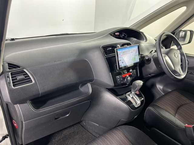 日産 セレナ ハイウェイS S HV Aセーフ 佐賀県 2014(平26)年 6.3万km ブリリアントホワイトパール 社外ＳＤナビ/（AM FM SD USB Ipod HDMI AUX Bluetooth）/後席用モニター　/全方位カメラ　/ETC/ワンセグTV/横滑り防止　/ふらつき警報　/衝突軽減　/レーンキープアシスト　/クルーズコントロール　/両側電動パワースライドドア　/純正フロアマット　/純正１６インチアルミホイール/スマートキー/スペアキー/電動格納ミラー/ドアバイザー