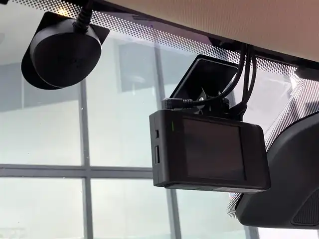 クライスラー・ジープ ジープ グランドチェロキーＬ リミテッド 香川県 2022(令4)年 2.4万km ガンＭ 登録時走行距離：23592km/メーカー純正ナビ/　BT フルセグTV/全方位カメラ/サンルーフ/ベージュレザーシート/パワーシート/シートヒーター/シートベンチレーション/ステアリングヒーター/革巻きステアリング/ステアリングスイッチ/衝突被害軽減装置/レーンキープアシスト/レーダークルーズコントロール/クリアランスソナー/ブラインドスポットモニター/ヘッドアップディスプレイ/LEDヘッドライト/オートライト/フォグランプ/リアフォグ/電子パーキングブレーキ/ETC2.0/前後ドライブレコーダー/プッシュスタート/スマートキー/スペアキー