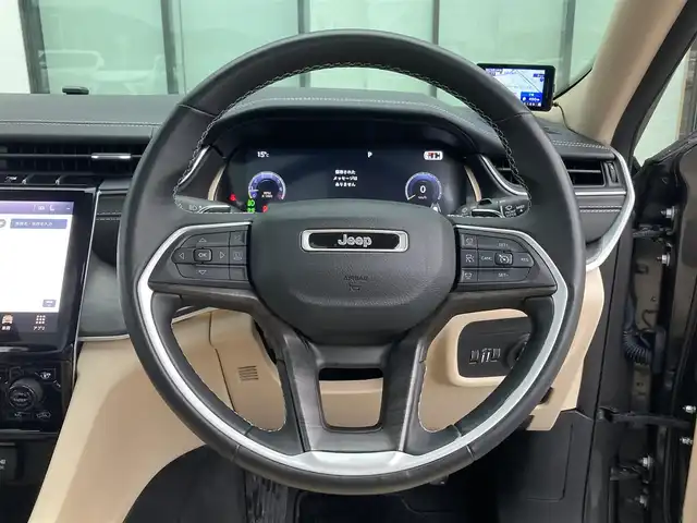 クライスラー・ジープ ジープ グランドチェロキーＬ リミテッド 香川県 2022(令4)年 2.4万km ガンＭ 登録時走行距離：23592km/メーカー純正ナビ/　BT フルセグTV/全方位カメラ/サンルーフ/ベージュレザーシート/パワーシート/シートヒーター/シートベンチレーション/ステアリングヒーター/革巻きステアリング/ステアリングスイッチ/衝突被害軽減装置/レーンキープアシスト/レーダークルーズコントロール/クリアランスソナー/ブラインドスポットモニター/ヘッドアップディスプレイ/LEDヘッドライト/オートライト/フォグランプ/リアフォグ/電子パーキングブレーキ/ETC2.0/前後ドライブレコーダー/プッシュスタート/スマートキー/スペアキー