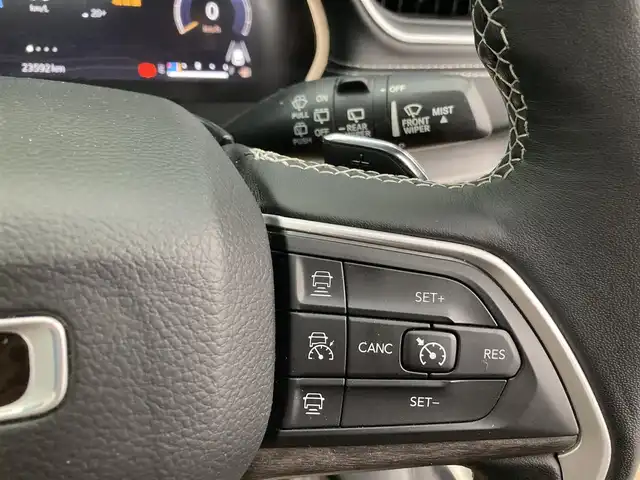 クライスラー・ジープ ジープ グランドチェロキーＬ リミテッド 香川県 2022(令4)年 2.4万km ガンＭ 登録時走行距離：23592km/メーカー純正ナビ/　BT フルセグTV/全方位カメラ/サンルーフ/ベージュレザーシート/パワーシート/シートヒーター/シートベンチレーション/ステアリングヒーター/革巻きステアリング/ステアリングスイッチ/衝突被害軽減装置/レーンキープアシスト/レーダークルーズコントロール/クリアランスソナー/ブラインドスポットモニター/ヘッドアップディスプレイ/LEDヘッドライト/オートライト/フォグランプ/リアフォグ/電子パーキングブレーキ/ETC2.0/前後ドライブレコーダー/プッシュスタート/スマートキー/スペアキー