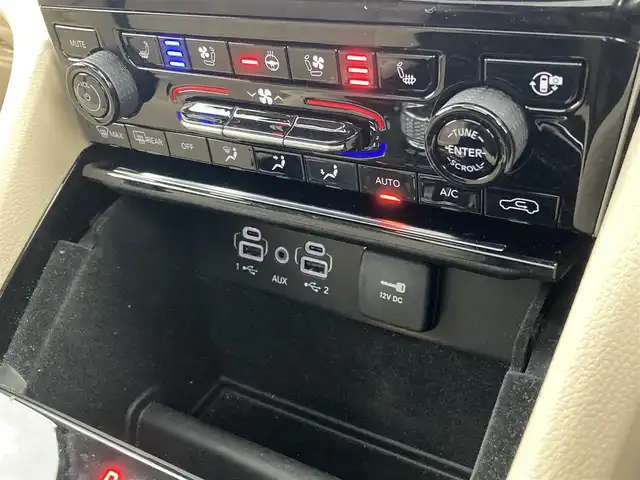 クライスラー・ジープ ジープ グランドチェロキーＬ リミテッド 香川県 2022(令4)年 2.4万km ガンＭ 登録時走行距離：23592km/メーカー純正ナビ/　BT フルセグTV/全方位カメラ/サンルーフ/ベージュレザーシート/パワーシート/シートヒーター/シートベンチレーション/ステアリングヒーター/革巻きステアリング/ステアリングスイッチ/衝突被害軽減装置/レーンキープアシスト/レーダークルーズコントロール/クリアランスソナー/ブラインドスポットモニター/ヘッドアップディスプレイ/LEDヘッドライト/オートライト/フォグランプ/リアフォグ/電子パーキングブレーキ/ETC2.0/前後ドライブレコーダー/プッシュスタート/スマートキー/スペアキー