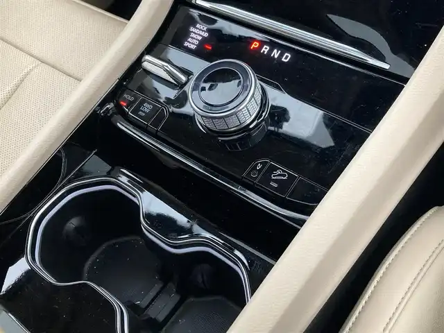 クライスラー・ジープ ジープ グランドチェロキーＬ リミテッド 香川県 2022(令4)年 2.4万km ガンＭ 登録時走行距離：23592km/メーカー純正ナビ/　BT フルセグTV/全方位カメラ/サンルーフ/ベージュレザーシート/パワーシート/シートヒーター/シートベンチレーション/ステアリングヒーター/革巻きステアリング/ステアリングスイッチ/衝突被害軽減装置/レーンキープアシスト/レーダークルーズコントロール/クリアランスソナー/ブラインドスポットモニター/ヘッドアップディスプレイ/LEDヘッドライト/オートライト/フォグランプ/リアフォグ/電子パーキングブレーキ/ETC2.0/前後ドライブレコーダー/プッシュスタート/スマートキー/スペアキー