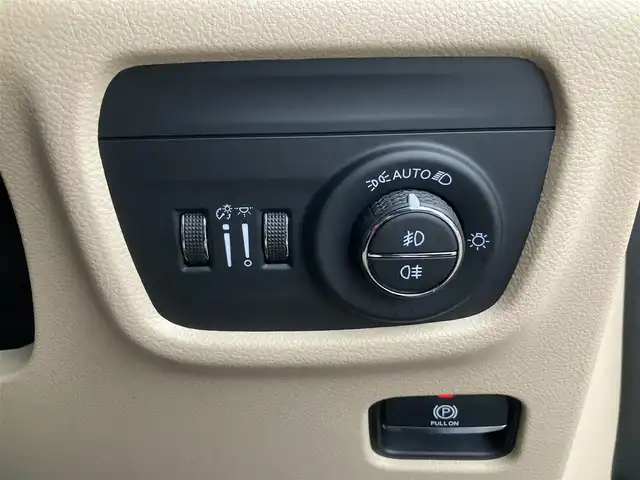 クライスラー・ジープ ジープ グランドチェロキーＬ リミテッド 香川県 2022(令4)年 2.4万km ガンＭ 登録時走行距離：23592km/メーカー純正ナビ/　BT フルセグTV/全方位カメラ/サンルーフ/ベージュレザーシート/パワーシート/シートヒーター/シートベンチレーション/ステアリングヒーター/革巻きステアリング/ステアリングスイッチ/衝突被害軽減装置/レーンキープアシスト/レーダークルーズコントロール/クリアランスソナー/ブラインドスポットモニター/ヘッドアップディスプレイ/LEDヘッドライト/オートライト/フォグランプ/リアフォグ/電子パーキングブレーキ/ETC2.0/前後ドライブレコーダー/プッシュスタート/スマートキー/スペアキー