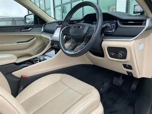 クライスラー・ジープ ジープ グランドチェロキーＬ リミテッド 香川県 2022(令4)年 2.4万km ガンＭ 登録時走行距離：23592km/メーカー純正ナビ/　BT フルセグTV/全方位カメラ/サンルーフ/ベージュレザーシート/パワーシート/シートヒーター/シートベンチレーション/ステアリングヒーター/革巻きステアリング/ステアリングスイッチ/衝突被害軽減装置/レーンキープアシスト/レーダークルーズコントロール/クリアランスソナー/ブラインドスポットモニター/ヘッドアップディスプレイ/LEDヘッドライト/オートライト/フォグランプ/リアフォグ/電子パーキングブレーキ/ETC2.0/前後ドライブレコーダー/プッシュスタート/スマートキー/スペアキー