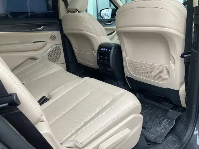 クライスラー・ジープ ジープ グランドチェロキーＬ リミテッド 香川県 2022(令4)年 2.4万km ガンＭ 登録時走行距離：23592km/メーカー純正ナビ/　BT フルセグTV/全方位カメラ/サンルーフ/ベージュレザーシート/パワーシート/シートヒーター/シートベンチレーション/ステアリングヒーター/革巻きステアリング/ステアリングスイッチ/衝突被害軽減装置/レーンキープアシスト/レーダークルーズコントロール/クリアランスソナー/ブラインドスポットモニター/ヘッドアップディスプレイ/LEDヘッドライト/オートライト/フォグランプ/リアフォグ/電子パーキングブレーキ/ETC2.0/前後ドライブレコーダー/プッシュスタート/スマートキー/スペアキー