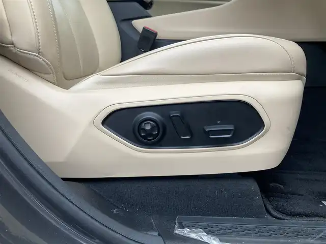 クライスラー・ジープ ジープ グランドチェロキーＬ リミテッド 香川県 2022(令4)年 2.4万km ガンＭ 登録時走行距離：23592km/メーカー純正ナビ/　BT フルセグTV/全方位カメラ/サンルーフ/ベージュレザーシート/パワーシート/シートヒーター/シートベンチレーション/ステアリングヒーター/革巻きステアリング/ステアリングスイッチ/衝突被害軽減装置/レーンキープアシスト/レーダークルーズコントロール/クリアランスソナー/ブラインドスポットモニター/ヘッドアップディスプレイ/LEDヘッドライト/オートライト/フォグランプ/リアフォグ/電子パーキングブレーキ/ETC2.0/前後ドライブレコーダー/プッシュスタート/スマートキー/スペアキー