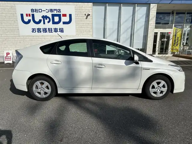 トヨタ プリウス S 群馬県 2011(平23)年 6.5万km ホワイトパールクリスタルシャイン (株)IDOMが運営する【じしゃロン伊勢崎店】の自社ローン専用車両になりますこちらは現金またはオートローンご利用時の価格です。自社ローンご希望の方は別途その旨お申付け下さい/純正SDナビゲーション/CD/ワンセグTV/AM/FM/ETC/オートライト/ドアバイザー/純正フロアマット