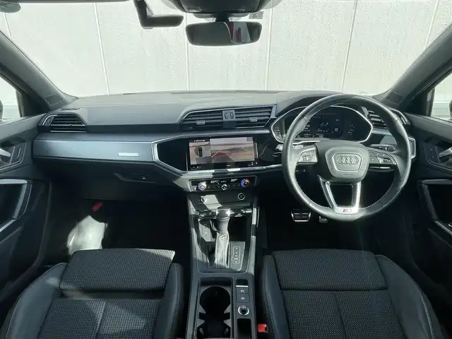 アウディ Ｑ３ 東京都 2022(令4)年 2.4万km グレイシアホワイトメタリック コンビニエンス&アシスタンスパッケージ/・シートヒーター（フロント/・フロントシート電動調整機能・ランバーサポート4ウェイ/（フロント）/・オートマチックテールゲート/・アウディホールドアシスト/・アダプティブクルーズアシスト/・ハイビームアシスト/・サイドアシスト/・リヤクロストラフィックアシスト/・エマージェンシーアシスト/ブラックAudi rings & ブラックスタイリングパッケージ