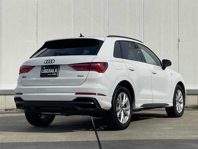 アウディ Ｑ３ 東京都 2022(令4)年 2.4万km グレイシアホワイトメタリック コンビニエンス&アシスタンスパッケージ/・シートヒーター（フロント/・フロントシート電動調整機能・ランバーサポート4ウェイ/（フロント）/・オートマチックテールゲート/・アウディホールドアシスト/・アダプティブクルーズアシスト/・ハイビームアシスト/・サイドアシスト/・リヤクロストラフィックアシスト/・エマージェンシーアシスト/ブラックAudi rings & ブラックスタイリングパッケージ