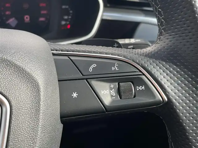 アウディ Ｑ３ 東京都 2022(令4)年 2.4万km グレイシアホワイトメタリック コンビニエンス&アシスタンスパッケージ/・シートヒーター（フロント/・フロントシート電動調整機能・ランバーサポート4ウェイ/（フロント）/・オートマチックテールゲート/・アウディホールドアシスト/・アダプティブクルーズアシスト/・ハイビームアシスト/・サイドアシスト/・リヤクロストラフィックアシスト/・エマージェンシーアシスト/ブラックAudi rings & ブラックスタイリングパッケージ