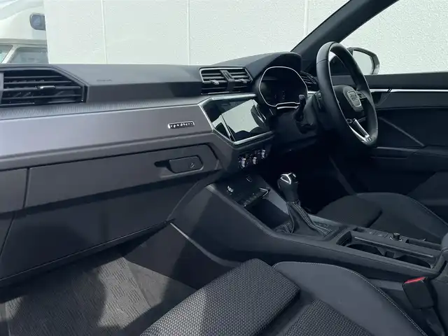 アウディ Ｑ３ 東京都 2022(令4)年 2.4万km グレイシアホワイトメタリック コンビニエンス&アシスタンスパッケージ/・シートヒーター（フロント/・フロントシート電動調整機能・ランバーサポート4ウェイ/（フロント）/・オートマチックテールゲート/・アウディホールドアシスト/・アダプティブクルーズアシスト/・ハイビームアシスト/・サイドアシスト/・リヤクロストラフィックアシスト/・エマージェンシーアシスト/ブラックAudi rings & ブラックスタイリングパッケージ