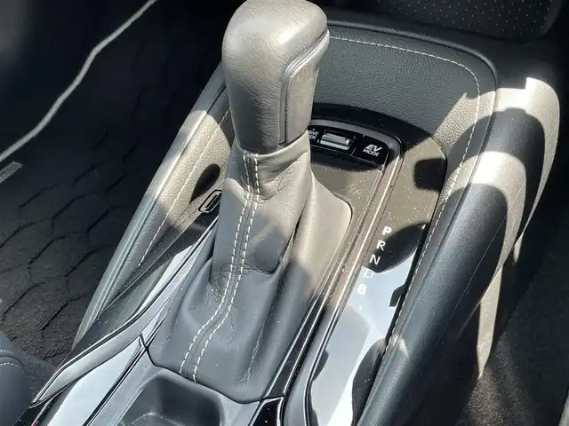 トヨタ カローラツーリング ハイブリッド ダブルバイビー 滋賀県 2020(令2)年 1.6万km ホワイトパールクリスタルシャイン 禁煙車/純正9インチナビ/・フルセグTV・Bluetooth・Miracast・AM・FM/モデリスタエアロ/バックカメラ/ビルトインETC/前後ドライブレコーダー/電動パーキングブレーキ/ブレーキホールド/レーダークルーズコントロール/ハーフレザーシート/ハーフレザーシート/横滑り防止機能/オートハイビーム/ブラインドスポットモニター/純正フロアマット/純正17インチアルミホイール
