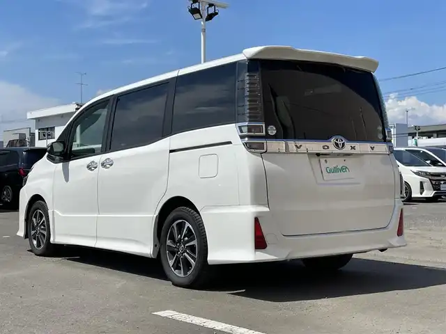 トヨタ ヴォクシー ZS 煌 東京都 2018(平30)年 4万km ホワイトパールクリスタルシャイン ワンオーナー　/純正９型メモリナビ＆フルセグ　/・BluetoothAudio/・CD/SD/DVD/AM/FM/ＬＥＤヘッドライト　/前後ドライブレコーダー　/両側パワースライドドア　/・バックドアイージークローザー/セーフティセンス　/・プリクラッシュセーフティ/・レーンディパーチャーアラート /・クルーズコントロール /・先行車発進お知らせ/・オートマチックハイビーム/スマートエントリーシステム/プッシュエンジンスタート/保証書＆取説/Wエアバック＆ABS