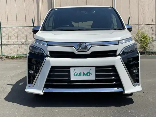 トヨタ ヴォクシー ZS 煌 東京都 2018(平30)年 4万km ホワイトパールクリスタルシャイン ワンオーナー　/純正９型メモリナビ＆フルセグ　/・BluetoothAudio/・CD/SD/DVD/AM/FM/ＬＥＤヘッドライト　/前後ドライブレコーダー　/両側パワースライドドア　/・バックドアイージークローザー/セーフティセンス　/・プリクラッシュセーフティ/・レーンディパーチャーアラート /・クルーズコントロール /・先行車発進お知らせ/・オートマチックハイビーム/スマートエントリーシステム/プッシュエンジンスタート/保証書＆取説/Wエアバック＆ABS