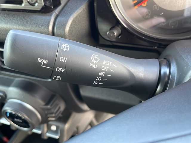 スズキ ジムニー XL 道東・釧路十勝 2024(令6)年 0.6万km ＤグリーンＭ 4WD/ナビ　/　(AM/FM/CD/DVD/BT)/ビルトインETC/バックカメラ/シートヒーター/純正16インチAW/純正フロアマット/ドアバイザー/アイドリングストップ/レーンキープアシスト/ダウンヒルアシスト/オートライト/ライトレベライザー/フォグランプ/盗難防止装置/ABS/横滑り防止装置