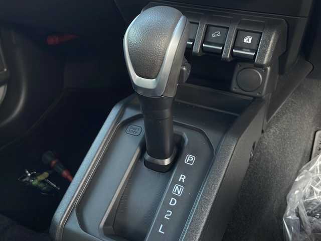 スズキ ジムニー XL 道東・釧路十勝 2024(令6)年 0.6万km ＤグリーンＭ 4WD/ナビ　/　(AM/FM/CD/DVD/BT)/ビルトインETC/バックカメラ/シートヒーター/純正16インチAW/純正フロアマット/ドアバイザー/アイドリングストップ/レーンキープアシスト/ダウンヒルアシスト/オートライト/ライトレベライザー/フォグランプ/盗難防止装置/ABS/横滑り防止装置