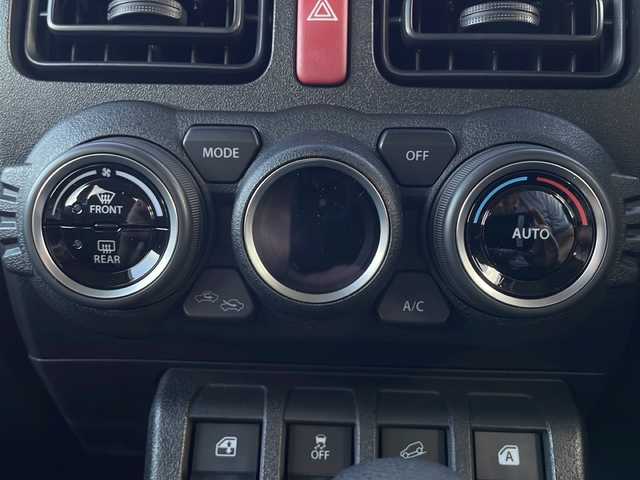 スズキ ジムニー XL 道東・釧路十勝 2024(令6)年 0.6万km ＤグリーンＭ 4WD/ナビ　/　(AM/FM/CD/DVD/BT)/ビルトインETC/バックカメラ/シートヒーター/純正16インチAW/純正フロアマット/ドアバイザー/アイドリングストップ/レーンキープアシスト/ダウンヒルアシスト/オートライト/ライトレベライザー/フォグランプ/盗難防止装置/ABS/横滑り防止装置