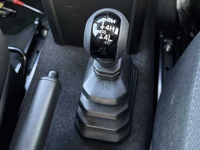 スズキ ジムニー XL 道東・釧路十勝 2024(令6)年 0.6万km ＤグリーンＭ 4WD/ナビ　/　(AM/FM/CD/DVD/BT)/ビルトインETC/バックカメラ/シートヒーター/純正16インチAW/純正フロアマット/ドアバイザー/アイドリングストップ/レーンキープアシスト/ダウンヒルアシスト/オートライト/ライトレベライザー/フォグランプ/盗難防止装置/ABS/横滑り防止装置