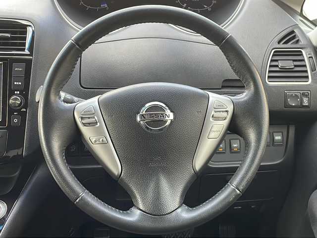 日産 セレナ ハイウェイスター S HV Vセレ 愛知県 2015(平27)年 11.6万km ホワイト /ワンオーナー//取扱説明書//保証書//記録簿//福祉車両//寒冷地仕様//アラウンドビュー//スマートキー//メモリナビ//ワンセグテレビ//バックカメラ//フリップダウンモニター//アイドリングストップ//クルーズコントロール//ドアバイザー//プッシュスタート//両側パワースライドドア//ETC//本革巻きステアリング//エコモード切替スイッチ//ISOFIX//クルーズコントロール//横揺れ防止//プリクラッシュ//純正マット//純正バザー//レーンキープアシスト//電格格納ミラー//UVカットガラス//プライバシーガラス//衝突安全ボディー//ブレーキアシスト//ステアリングテレスコピック機構//トラクションコントロール